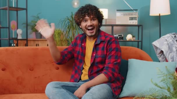 Hej Indiska Stilig Man Ler Vänligt Mot Kameran Och Viftar — Stockvideo