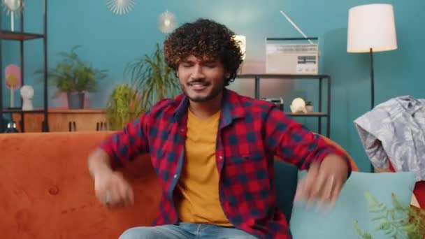 Verheugd Opgetogen Jonge Indiaanse Man Met Rock Roll Gebaar Door — Stockvideo