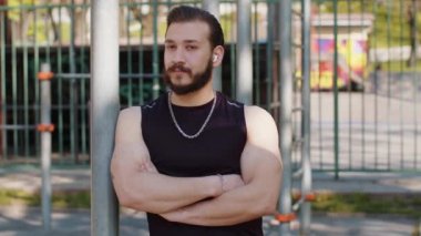 Spor giyim sektöründeki atletik Lübnanlı adam olumlu tepkiler veriyor. Çocuk parkındaki Orta Doğulu adam. Spor sağlık, spor rutini, egzersiz. Güç ve motivasyon. Açık spor salonu.