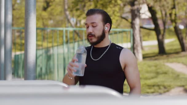 Gedehydrateerde Dorstige Atletische Libanese Man Sportkleding Drinkwater Uit Fles Vermoeide — Stockvideo