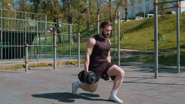 Спортивний Ліванський Чоловік Спортивному Одязі Виконує Вправи Вагою Присідаючи Гантелями — стокове відео