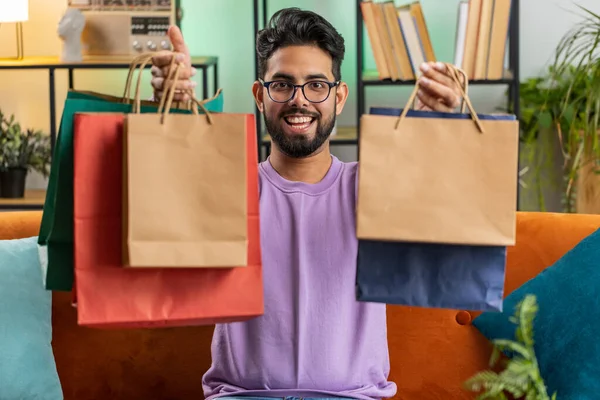Jonge Indiaanse Man Gelukkig Shopaholic Consument Kwam Terug Naar Huis — Stockfoto
