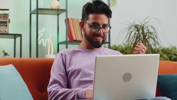 Verrast Indiase Man Kerel Met Behulp Van Laptop Computer Ontvangen — Stockvideo