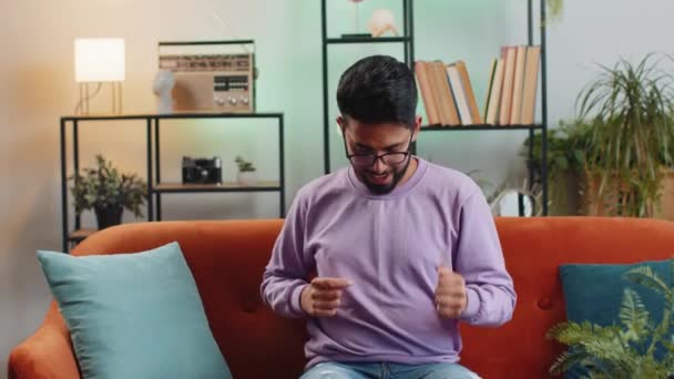Trendy Vrolijke Positieve Jonge Indiaanse Man Met Plezier Dansen Bewegen — Stockvideo