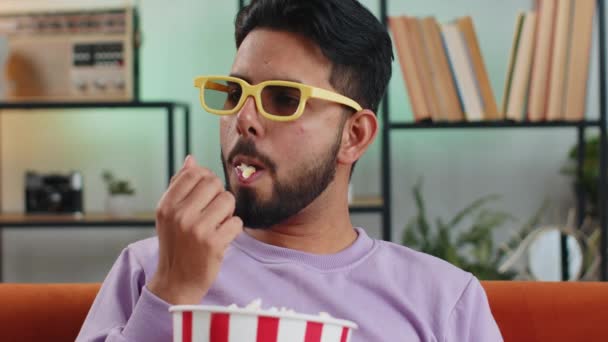Opgewonden Indiase Man Bril Zit Bank Eten Popcorn Snacks Kijken — Stockvideo