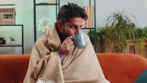 Homem Índio Doente Envolto Xadrez Tremores Frio Bebendo Chá Quente — Vídeo de Stock