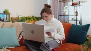 Stresli bir kadın, bankanın ödenmemiş borçlarına bakıyor, evrak işleriyle uğraşıyor, bütçe planlıyor, mortgage ödemelerini hesaplıyor. Kızın portresi kanepeye kağıt para atıyor. Yaşam Tarzları
