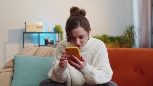 Gelukkig Vrouw Gebruik Maken Van Mobiele Smartphone Typen Browsen Zeggen — Stockvideo