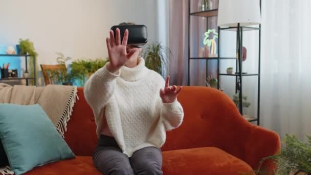 Mulher Usando Tecnologia Futurista Realidade Virtual Capacete Fone Ouvido Aplicativo — Vídeo de Stock