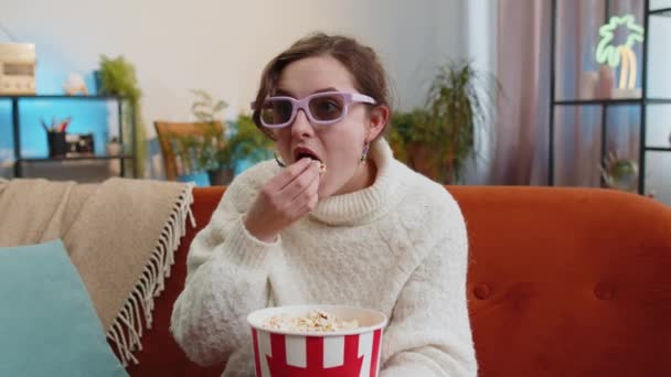 Mujer Joven Emocionada Sentada Sofá Comiendo Palomitas Maíz Viendo Interesante — Vídeos de Stock