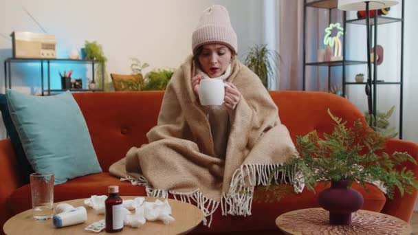 Junge Erkältung Oder Allergie Leidende Frau Sitzt Hause Auf Dem — Stockvideo