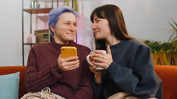 Dwie Radosne Kobiety Lesbijki Lub Przyjaciele Używają Smartfonów Zakupów Platformach — Zdjęcie stockowe
