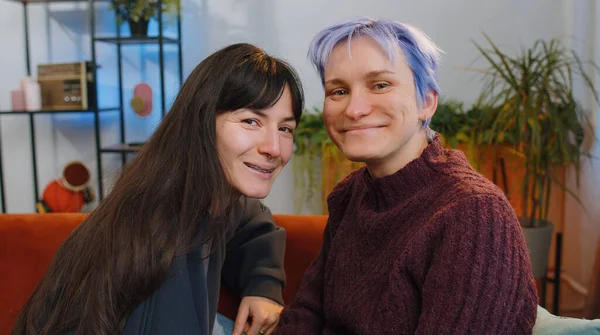 Dwie Młode Lesbijki Rodziny Para Patrząc Kamerę Uśmiechając Się Salonie — Zdjęcie stockowe