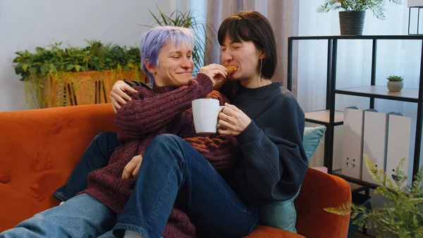 Dos Mujeres Lesbianas Familia Pareja Amigas Tomando Café Comiendo Croissants — Foto de Stock