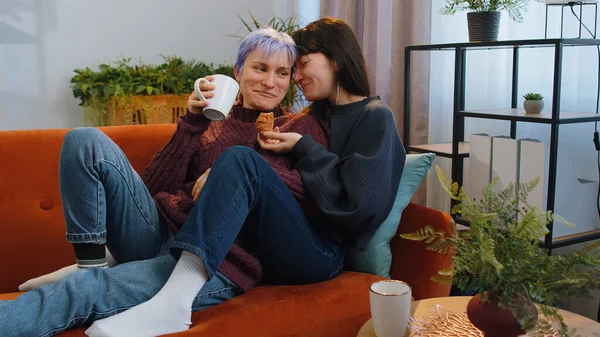 Dos Mujeres Lesbianas Familia Pareja Amigas Tomando Café Comiendo Croissants — Foto de Stock