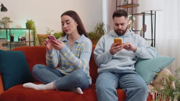 Famille Mariage Couple Homme Femme Utilisant Smartphones Après Dispute Querelle — Video