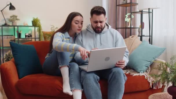 가정의 남녀가 컴퓨터로 검색을 갑작스런 결과에 놀라지 집에서 실패한다 소파에서 — 비디오