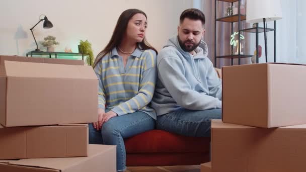 Aufgebracht Depressive Familie Ehepaar Mann Frau Hause Zimmer Auf Sofa — Stockvideo