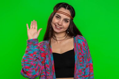 Buraya gel, bize katıl. Hoş geldiniz. Hippi kadın elleriyle davetkar bir jest yapıyor. Katılmak istiyor. Gelmeye çağırıyor. Krom anahtar arka planında izole edilmiş güzel kız, yeşil ekran