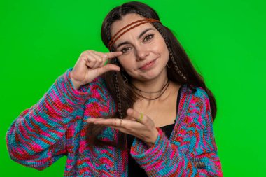 Biraz daha, lütfen bana ver. Bir kadın şüpheci bir gülümseme ile küçük boyutlarda minimum işaret gösteren küçük bir jest gösteriyor. Hippi kız tek başına krom anahtar arka planda, yeşil ekran