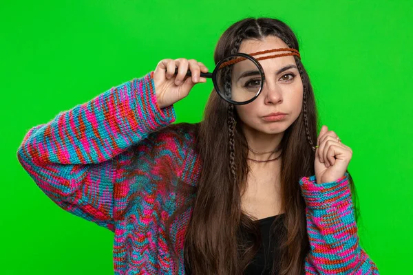顔の近くに虫眼鏡を持っている研究者の科学者の女性 大きなズーム面白い目でカメラを探して クロマキーの背景に隔離された少女 緑の画面 — ストック写真