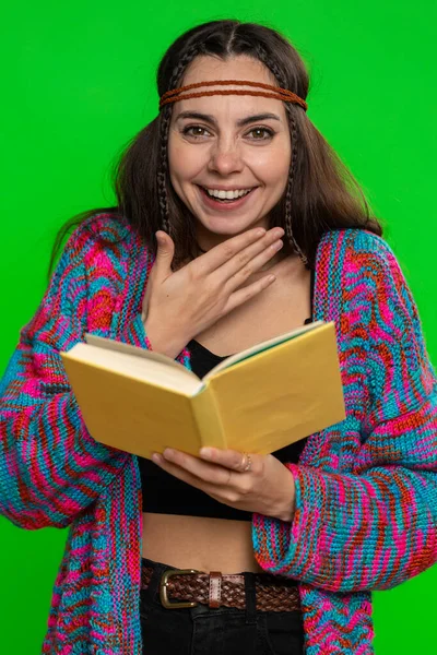 Młoda Kobieta Czyta Zabawne Ciekawe Bajki Książki Śmiech Hobby Rekreacyjne — Zdjęcie stockowe