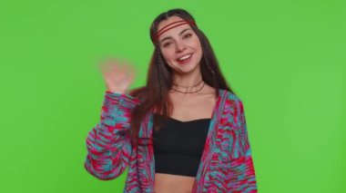 Buraya gel, bize katıl. Hoş geldiniz. Hippi kadın elleriyle davetkar bir jest yapıyor. Katılmak istiyor. Gelmeye çağırıyor. Krom anahtar arka planında izole edilmiş güzel kız, yeşil ekran