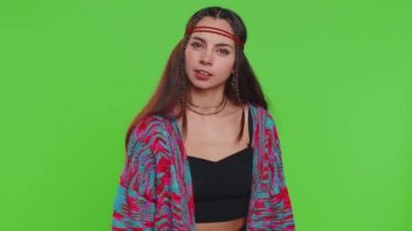 Tartışma. Rahatsız ve hoşnutsuzlukla el kol hareketi yapan, başarısızlıktan dolayı azarlayan, bunun neden olduğunu soran genç bir kadın. Krom anahtar arka planında izole edilmiş hippi kız, yeşil ekran