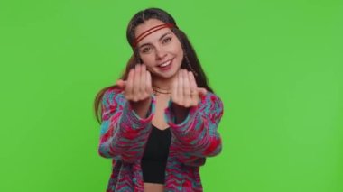 Biraz daha, lütfen bana ver. Bir kadın şüpheci bir gülümseme ile küçük boyutlarda minimum işaret gösteren küçük bir jest gösteriyor. Hippi kız tek başına krom anahtar arka planda, yeşil ekran