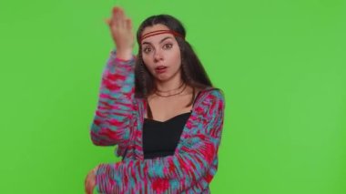 Avuç içi. Yazıklar olsun sana. Hayal kırıklığına uğramış genç bir kadın avuç içi hareketi yapıyor. Sıkılmış, hayal kırıklığına uğramış, kötü haber. Hippi kız krom anahtar arka planda, yeşil ekranda, kapalı alanda izole edilmiş.