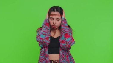 Duymak ve dinlemek istemiyorum. Sinirli, sinirli, kulaklarını tıkayan, tavsiye almayan, gürültülü sesleri görmezden gelen bir kadın. Hippi kız krom anahtar arka planda tek başına.