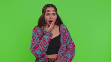 Diş ağrısı ve diş eti iltihabından muzdarip hassas yanağa dokunan genç bir kadın dişçi randevusu diş eti hastalığını bekliyor. Krom anahtar arka planda izole edilmiş, yeşil ekran.