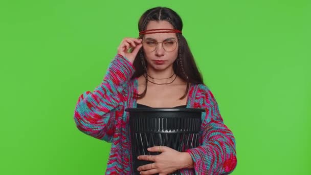 Mujer Hippie Quitándose Tirar Gafas Papelera Después Cirugía Terapia Tratamiento — Vídeo de stock