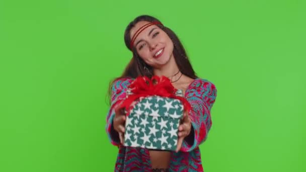 正面面带微笑的年轻女子献上生日礼物盒 伸出手来 提供包装好的职业奖金 庆祝派对 在色键背景上被隔离的女孩 绿色屏幕 — 图库视频影像
