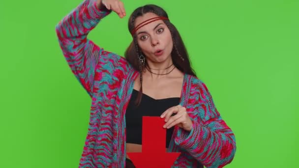 Mujer Trastornada Mostrando Flecha Roja Apuntando Hacia Abajo Concepto Rebaja — Vídeos de Stock