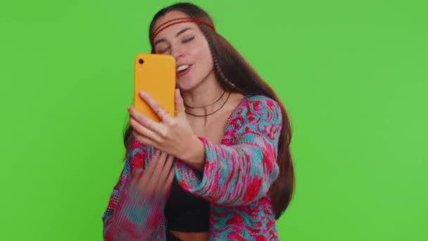 Blogger Kobieta Robi Selfie Vlog Smartfonie Komunikując Rozmowy Wideo Online — Wideo stockowe