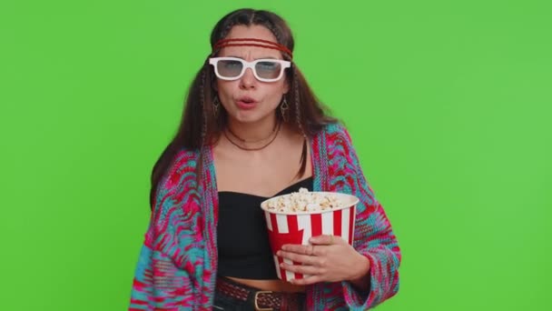 Spännande Glad Kvinna Glasögon Äta Popcorn Och Titta Intressant Serie — Stockvideo