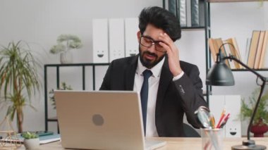 Hintli iş adamı yazılım geliştirici şans diliyor dizüstü bilgisayar üzerinde çalışırken kaybediyor kötü haberler karşısında şaşırıyor, ev ofisteki servet kaybı. Son teslim tarihi, iflas. Serbest Çalışan Adam