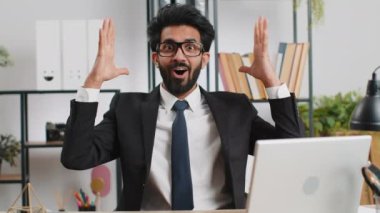 Aman Tanrım, vay canına. Ev işyerinde çalışan Hintli işadamı, kameraya bakıyor. Aniden kazanılan galibiyet, maç kazandıran loto hedefleri, iyi haberler. Profesyonel Yönetici Serbest Çalışan Adam