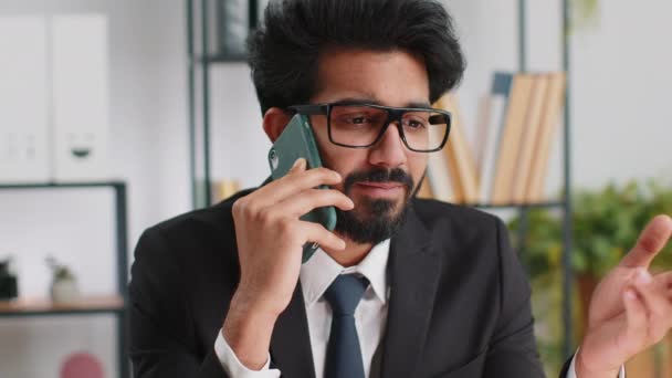 Bearded Indian Affärsman Som Arbetar Kontoret Med Mobiltelefon Prata Kontoret — Stockvideo