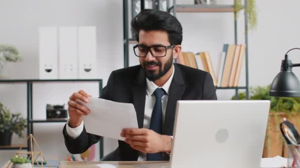Homem Negócios Indiano Abriu Uma Carta Envelope Promoção Avanço Crescimento — Vídeo de Stock
