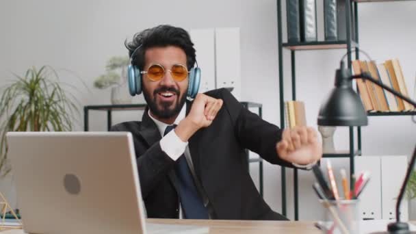 Happy Relaxed Overjoyed Indián Üzletember Dolgozik Laptop Számítógép Otthoni Irodában — Stock videók