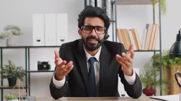 Pov Porträtt Indian Affärsman Bär Headset Frilans Arbetstagare Callcenter Eller — Stockvideo
