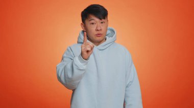 Asyalı yakışıklı adam parmağını sıkar ve 