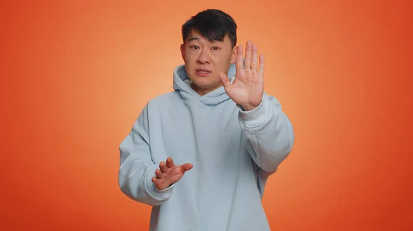 Asiatisk Man Säger Hold Palm Vikta Korsade Händer Stop Gest — Stockfoto