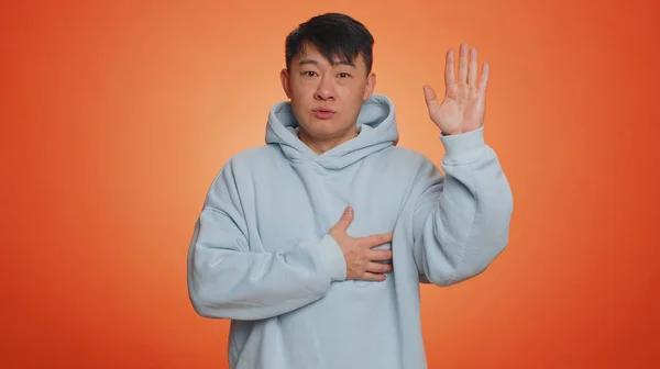 Juro Ser Honesto Sincero Responsável Asiático Bonito Homem Levantando Mão — Fotografia de Stock
