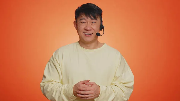 Sorrindo Asiático Homem Vestindo Fone Ouvido Trabalhador Freelance Call Center — Fotografia de Stock