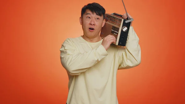 Азиатский Человек Использующий Ретро Магнитофон Прослушивания Музыки Диско Танцев Любимого — стоковое фото
