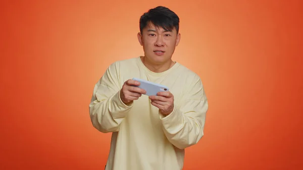 Preocupado Engraçado Viciado Asiático Homem Entusiasticamente Jogar Jogos Corrida Vídeo — Fotografia de Stock