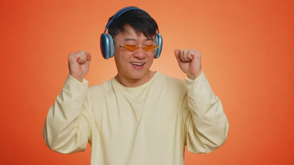 Gelukkig Aziatische Man Koptelefoon Luisteren Muziek Dansen Disco Gekloot Rond — Stockfoto